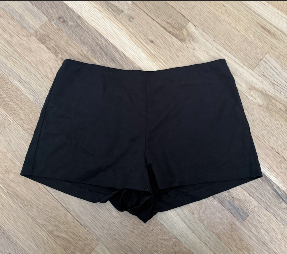 Reformation June Low Rise Short Black - Size 6
